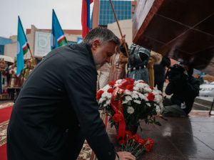 Премьер Якутии Кирилл Бычков возложил цветы к памятнику Платону Ойунскому