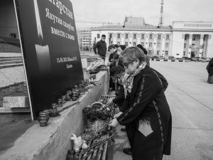 Якутяне возлагают цветы в память о погибших при стрельбе в казанской гимназии № 175