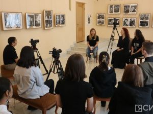 Школьники Якутска записали видеоподкаст с артистами Русского драмтеатра