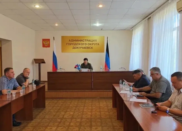 Айсен Николаев проверил ход ремонтно-восстановительных работ в Докучаевске