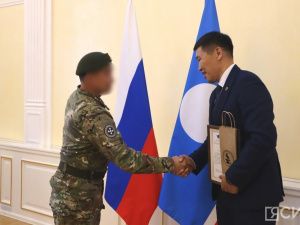 В Якутии прибывшим из зоны СВО военнослужащим традиционно вручили якутские ножи