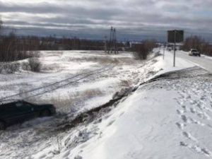 На Покровском тракте автомобиль съехал с дороги и перевернулся