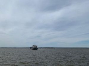 В Среднеколымск продовольствие доставят другим судном после того, как первое речное судно получило пробоину