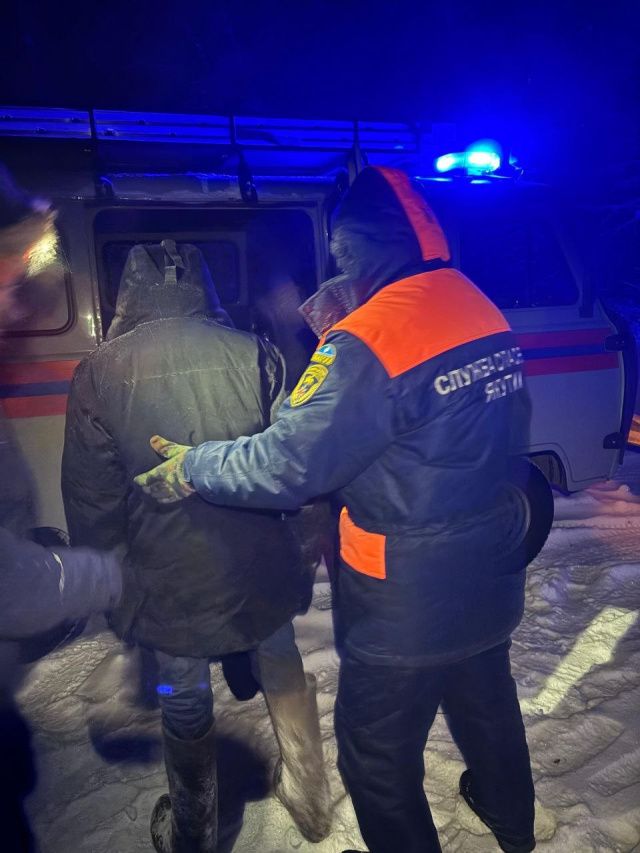 В Якутии спасатели нашли на Вилюйском тракте заблудившихся мужчину и женщину с признаками переохлаждения и обморожения