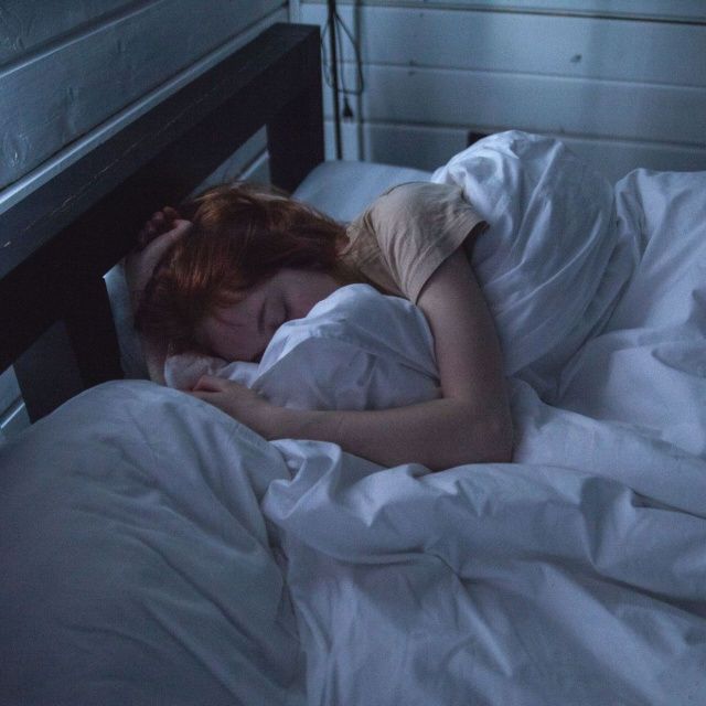 В Якутске двое мужчин бесшумно проникли в квартиру и обокрали спящую хозяйку