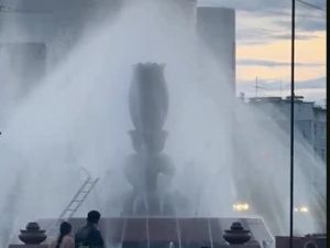 Включили фонтан на пл.Орджоникидзе