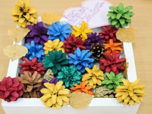 В следственном изоляторе несовершеннолетние изготовили поделки и подписали открытки ко Дню матери