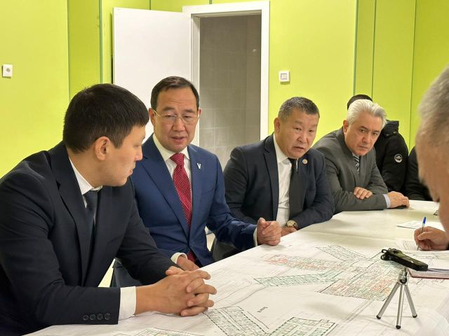 Айсен Николаев проверил строительство онкодиспансера в Якутске