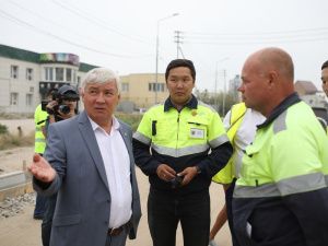 Министр транспорта Александр Тарасов проверил ход ремонта дорог в Якутске
