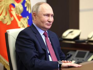 Владимир Путин и Айсен Николаев обсудили вопросы социально-экономического развития Якутии