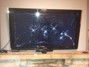 В Якутии арендатор в отместку повредил телевизор в чужой квартире