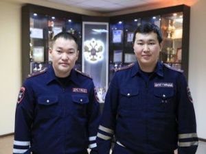 В Якутске инспекторы ДПС помогли нуждающемуся в экстренной медицинской помощи двухлетнему малышу