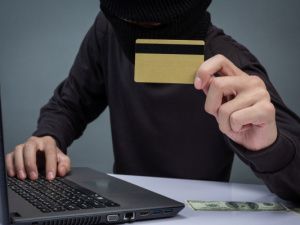 Мошенники под видом доставки посылки обманули студентку из Мирного на 345 000 рублей