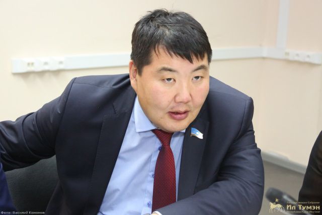 Москва затягивает пояса, урезая фестивали, Якутия надувает щеки, расширяя географию чиновничьих поездок