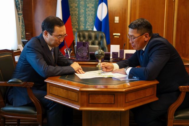 Айсен Николаев и Иван Павлов обсудили вопросы развития Момского района