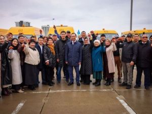 Айсен Николаев передал школам и колледжам Якутии ключи от 27 новых автобусов