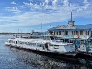 Трансфер пассажиров поезда через реку Лена на теплоходе «В. Рукавишников» продляется до 28 октября включительно