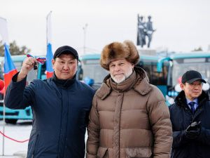 Кирилл Бычков вручил главам районов Якутии ключи от новых автобусов