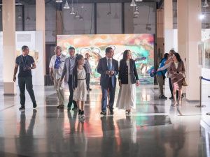 Айсен Николаев сходил с семьей в исторический парк