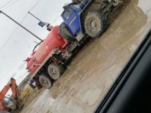 В Якутске грузовик провалился в яму