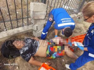 В Якутске парень попытался перелезть через забор и нaпopoлся нa мeтaлличecкий штыpь