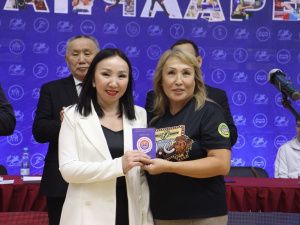 Одиннадцати мас-рестлерам Якутии вручили удостоверения и знаки мастеров спорта России