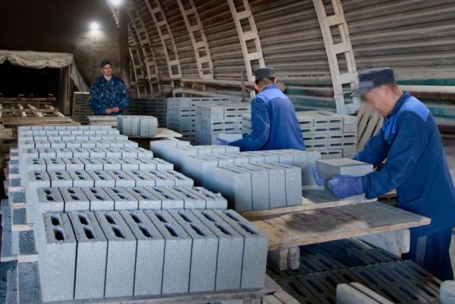 В исправительных колониях Якутии успешно функционируют цехи по производству бетонных блоков