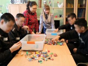 В якутской колонии на занятиях с осужденными используется метод песочной терапии
