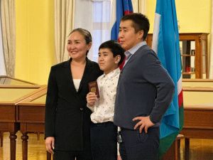 В Якутске юным горожанам торжественно вручили паспорта ко Дню Конституции РФ