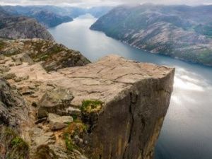 В Якутии мужчина сорвался с обрыва и упал в реку