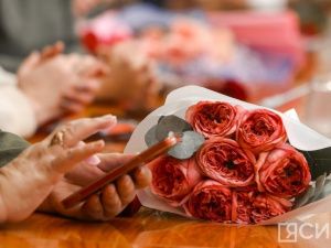 Цветы, косметика и сертификат: о каком подарке мечтают женщины на 8 Марта