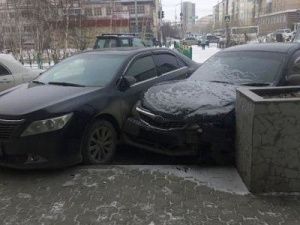 В Якутске грузовик смял два автомобиля