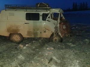 В Намском улусе водитель наехал на столб и вылетел через лобовое стекло автомобиля