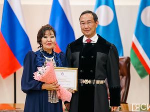 Айсен Николаев вручил стипендии олонхосутам, запевалам осуохая, кузнецам и народным мастерам Якутии