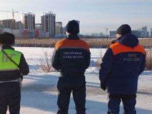 Выезд на неокрепший лед запрещен!