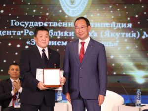 В Якутске вручили стипендию первого президента Михаила Николаева «Знанием победишь»