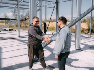 Евгений Григорьев посетил крестьянское хозяйство в селе Маган и проверил строительство овощехранилища