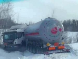 В Якутии столкнулись бензовоз и легковой автомобиль