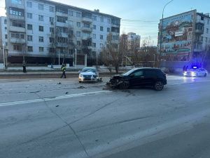 В Якутске водитель выехал на встречную полосу и произошло ДТП, в котором пострадал человек