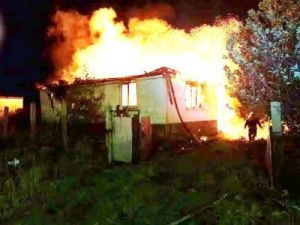 В Якутии сгорели гараж и три автомобиля