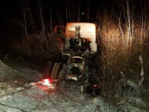 Пожарные вытащили съехавший с трассы КАМАЗ