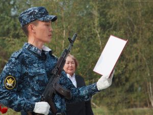 В День государственного флага Российской Федерации сотрудники уголовно-исполнительной системы торжественно приняли присягу и получили удостоверения