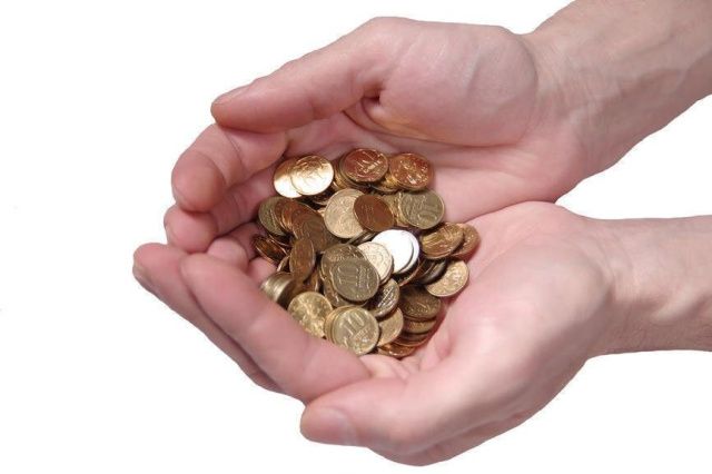 В Якутске таксист обругал матом клиентку: Мужчине не понравилась частичная оплата монетами