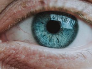 В Якутии работник ЖКХ получил компенсацию за травму глаза, полученную при ремонте авто