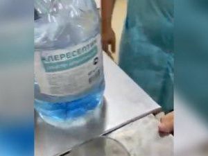 В Якутске трехлетний ребенок выпил антисептик вместо воды. Это произошло по ошибке официантов