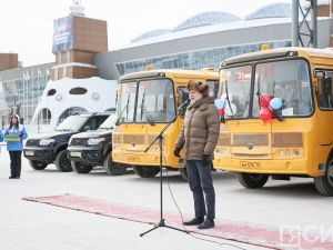 Спортивным учреждениям Якутии вручили микроавтобусы и автобусы