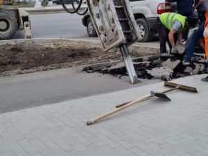 Фотофакт: Зачем ломают новый асфальт на проспекте Ленина?