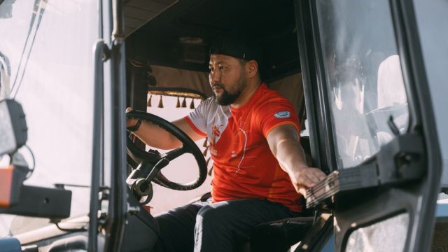 Евгений Григорьев осмотрел строящиеся объекты в селе Хатассы и принял участие в заготовке сена