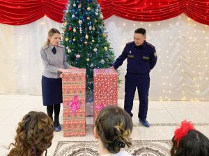 Сотрудники следственного изолятора приняли участие в акции «Елка желаний»