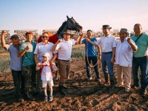 Победу на конных скачках на приз Главы Якутии одержал скакун Ламан Леча из Амгинского улуса
